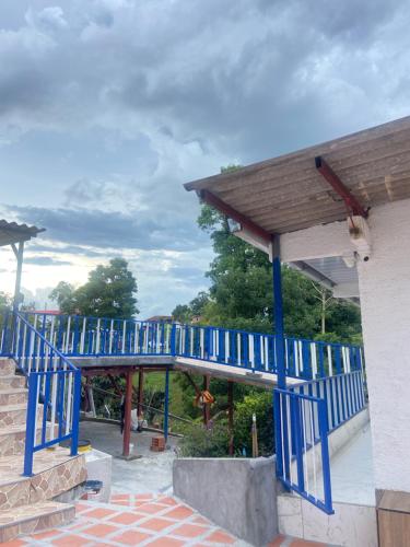 a blue deck on the side of a building at Finca la vaga in Filandia