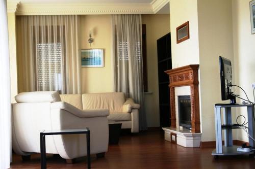 - un salon avec un canapé et une cheminée dans l'établissement Villa Bursa, à Bursa