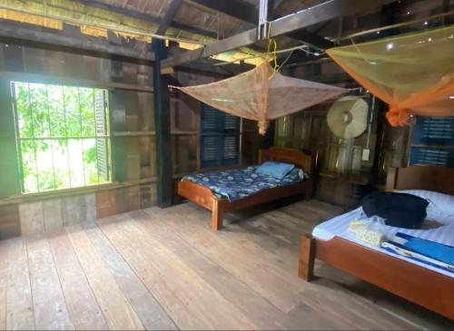 Postel nebo postele na pokoji v ubytování Family Batcave Homestay