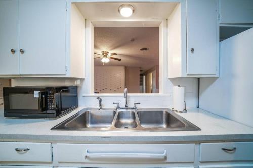 Η κουζίνα ή μικρή κουζίνα στο 5BD Eclectic Home, Lubbock, BBQ, Downtown 10mins