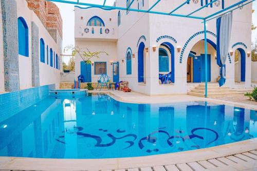 Bazén v ubytování Villa el Nassem nebo v jeho okolí