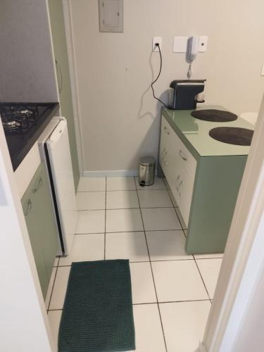 a small kitchen with a sink and a stove at Apartamento joia rara no coração do Sudoeste in Brasilia
