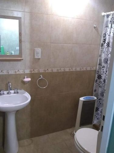 Un baño con lavabo e inodoro en Complejo Aromas del Alma, en San José