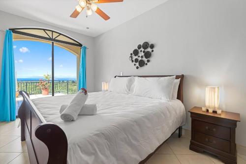 Ένα ή περισσότερα κρεβάτια σε δωμάτιο στο Majestic Oceanview Condo With King Beds