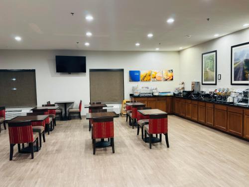 een klaslokaal met tafels en stoelen en een schoolbord bij Comfort Suites Plymouth near US-30 in Plymouth