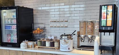 Příslušenství pro přípravu čaje a kávy v ubytování Fairfield Inn & Suites By Marriott Duluth Waterfront