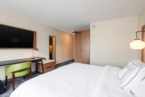 Postel nebo postele na pokoji v ubytování Fairfield Inn & Suites By Marriott Duluth Waterfront