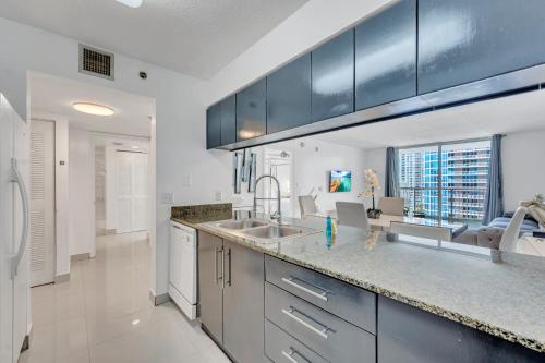 une cuisine avec un évier et un plan de travail dans l'établissement Amazing 28th floor unit with Parking, à Miami