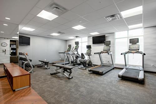 Fitness centrum a/nebo fitness zařízení v ubytování Fairfield Inn & Suites By Marriott Duluth Waterfront