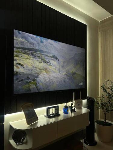 TV a/nebo společenská místnost v ubytování BALAY MULANO at FAME RESIDENCES MANDALUYONG CITY l with balcony pool view l 200mbps wifi