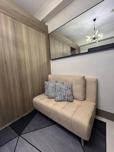 Posezení v ubytování BALAY MULANO at FAME RESIDENCES MANDALUYONG CITY l with balcony pool view l 200mbps wifi