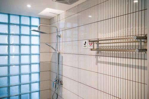 Batureo 1Hibearnation Villa near Lembang Zoo的带淋浴的浴室,设有玻璃窗