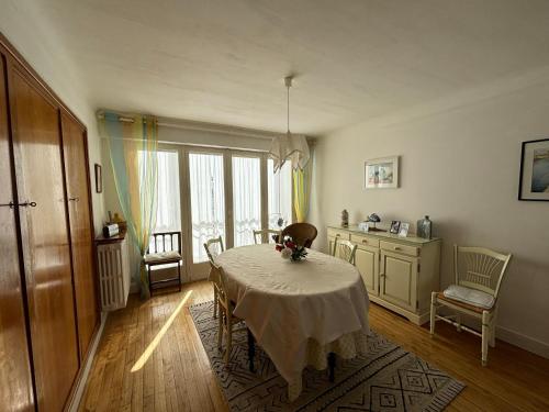 une salle à manger avec une table et une cuisine dans l'établissement Appartement T3 avec garage et équipements complets - FR-1-197-612, à Les Sables-dʼOlonne