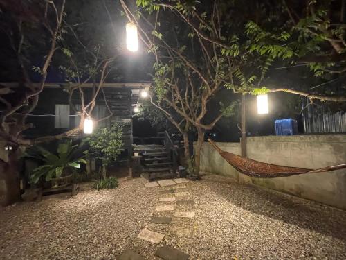 Сад в The Legend Homestay.