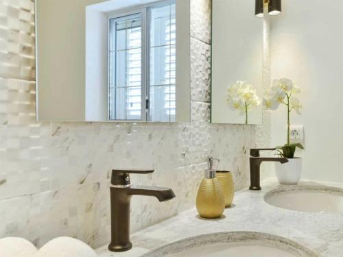 Ένα μπάνιο στο Luxury Villa Maria with large pool