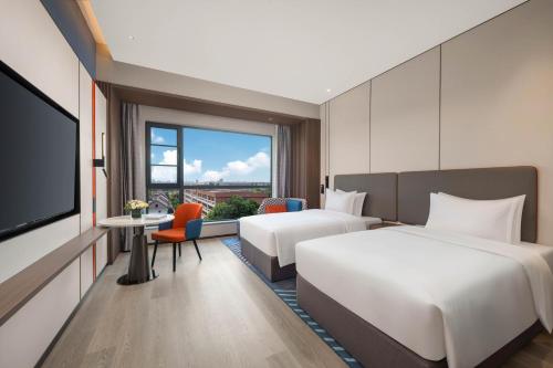 Ένα ή περισσότερα κρεβάτια σε δωμάτιο στο Holiday Inn Express Hai'an Railway Station by IHG