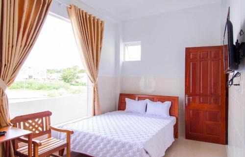 a bedroom with a bed and a large window at Thu Hiền Hotel Pleiku - by BAY LUXURY in Plei Hơlăng