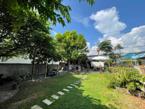 Сад в The Legend Homestay.