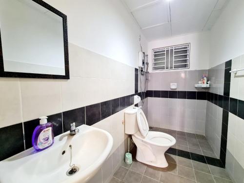 Koi 7 Guest 2 Room Puchong IOI Sunway Lagoon Pyramid Bkt Jalil Pavilion Bkt Jalil Stadiumにあるバスルーム
