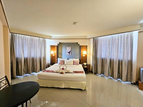 Ένα ή περισσότερα κρεβάτια σε δωμάτιο στο Songphanburi Hotel