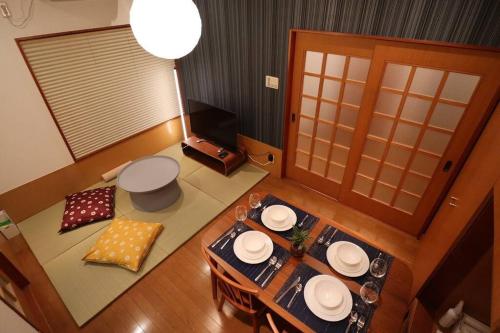 an overhead view of a dining room with a table and chairs at 旅の宿hitotoki in Tokyo