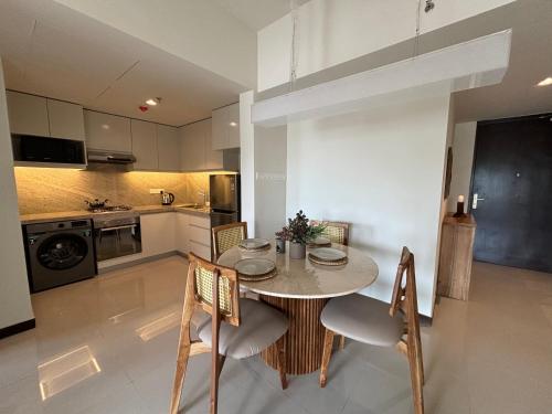 Kuchyň nebo kuchyňský kout v ubytování Rai Suites Colombo