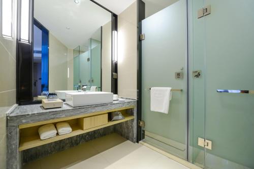 a bathroom with a sink and a shower at Echarm Hotel Chengdu KuanNarrow Alley JinXianQiao Branch 宜尚酒店成都宽窄巷子金仙桥店 in Chengdu