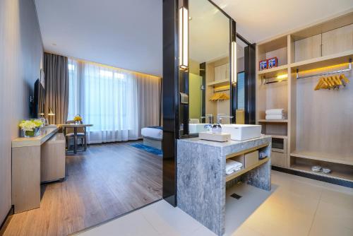 Kuchyň nebo kuchyňský kout v ubytování Echarm Hotel Chengdu KuanNarrow Alley JinXianQiao Branch 宜尚酒店成都宽窄巷子金仙桥店