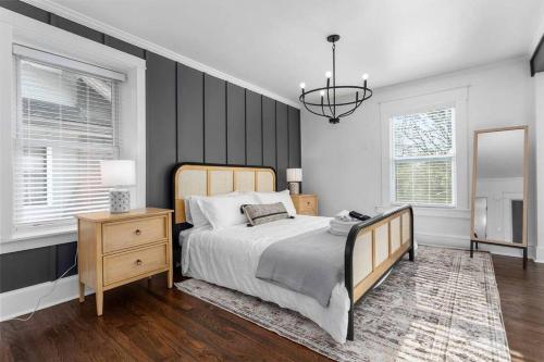 Ένα ή περισσότερα κρεβάτια σε δωμάτιο στο Walnut Remodeled Modern 5BR Home Walkable King Bed