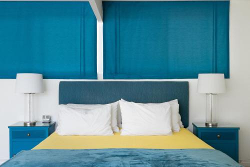 Cama o camas de una habitación en The Monkey Tree by AvantStay Mid-Century Modern Oasis with Pool