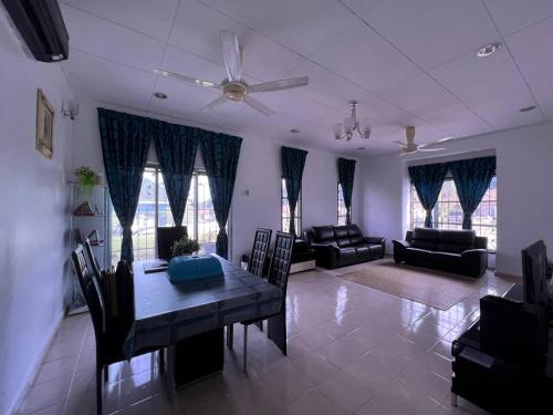 En eller flere senge i et værelse på Homestay D Zamrud Izhansif