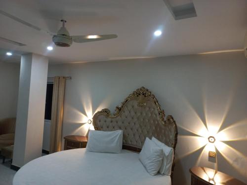 Una cama o camas en una habitación de Executive Residency