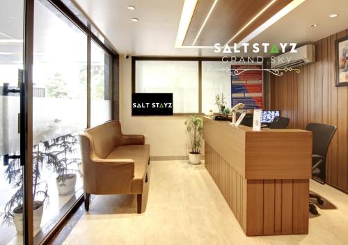 an office with a desk with a chair and a desk sidx sidx sidx sidx sidx at Saltstayz Select - Unitech Cyber Park & Sector 39 in Gurgaon