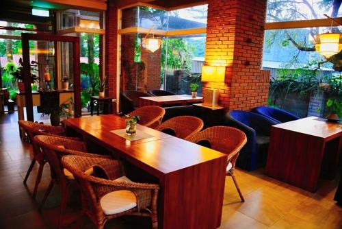 een restaurant met een bar met stoelen en tafels bij Ming Shan Villa in Dashu