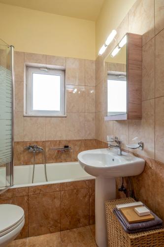 Ένα μπάνιο στο Armeria Apartments I I