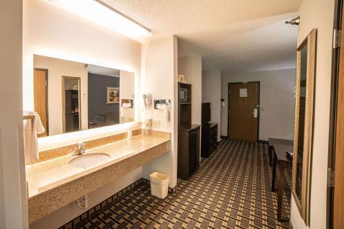 Baño del hotel con lavabo y espejo en Quality Inn & Suites Watertown near Prairie Lakes Ice Arena, en Watertown
