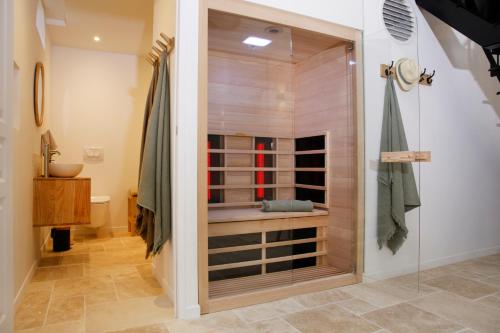 Ένα μπάνιο στο LE DOMAINE DE SOANI - Piscine intérieure, Jacuzzis & Sauna ADULT ONLY
