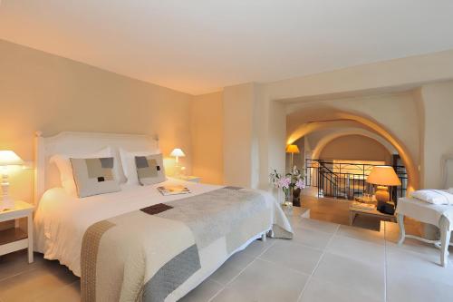 Katil atau katil-katil dalam bilik di Le Couvent d'Hérépian - Hôtel & Spa