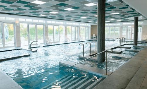 Bazén v ubytování Résidence b'o cottage - b'o resort thermal & spa nebo v jeho okolí