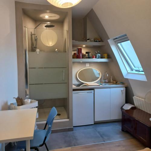 une petite cuisine avec un évier et une fenêtre dans l'établissement Charming room - famous Marais neighborhood, à Paris