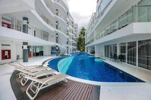 Bazén v ubytování Best View In Phuket! 2 Living Rooms 4 BR #C80 nebo v jeho okolí