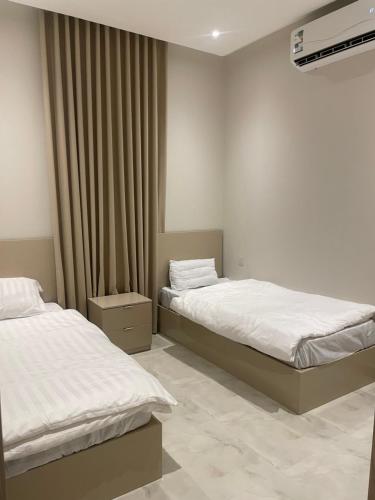 Postel nebo postele na pokoji v ubytování مزايا للشقق المخدومة
