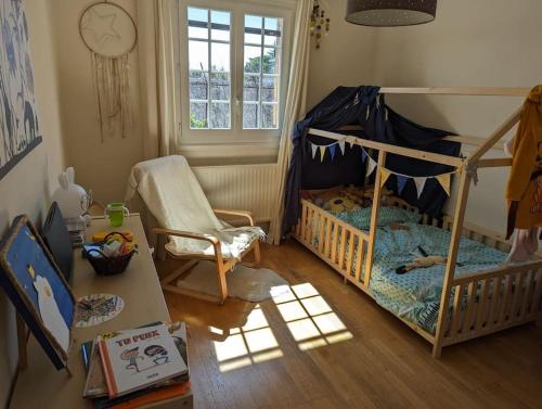 una camera con una culla e un letto a castello di Maison cosy Avignon ad Avignone