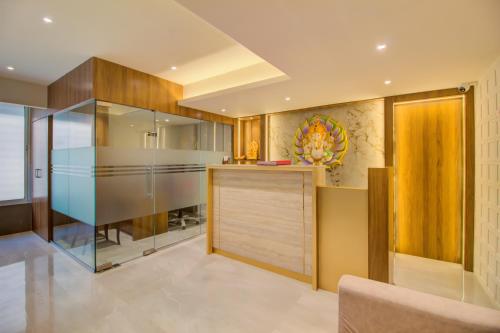 Mumbai Dormsにあるキッチンまたは簡易キッチン