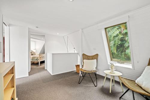 ein Wohnzimmer mit weißen Wänden sowie einem Tisch und Stühlen in der Unterkunft Seas The Day in Copacabana