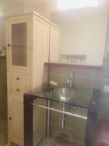 La salle de bains est pourvue d'un lavabo et d'un comptoir. dans l'établissement Charmante petite maison pour deux, à Badecon-le-Pin