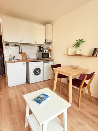 une petite cuisine avec une table et une salle à manger dans l'établissement Studio douillet, Balaruc les bains, à deux pas de la cure et de la plage, à Balaruc-les-Bains