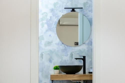 a bathroom with a sink and a mirror at Meridiem in Molfetta