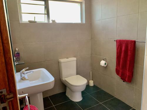 Salle de bains dans l'établissement Ikhaya le Inkhuku A cozy retreat in Sunrise-on-Sea