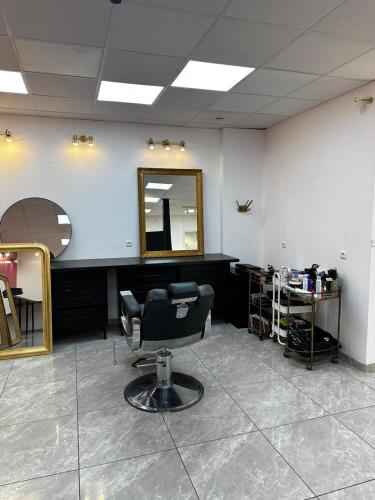 - un salon avec un miroir et une chaise dans l'établissement Fbacademy, à Vénissieux